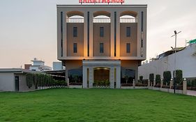 Capital O 19528 Hotel Park Palace